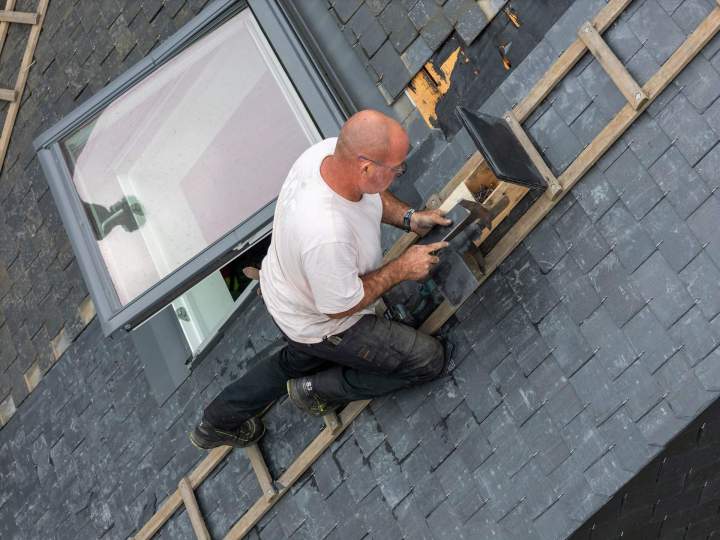 Installation de fenêtre de toit de VELUX pour plus de luminosité