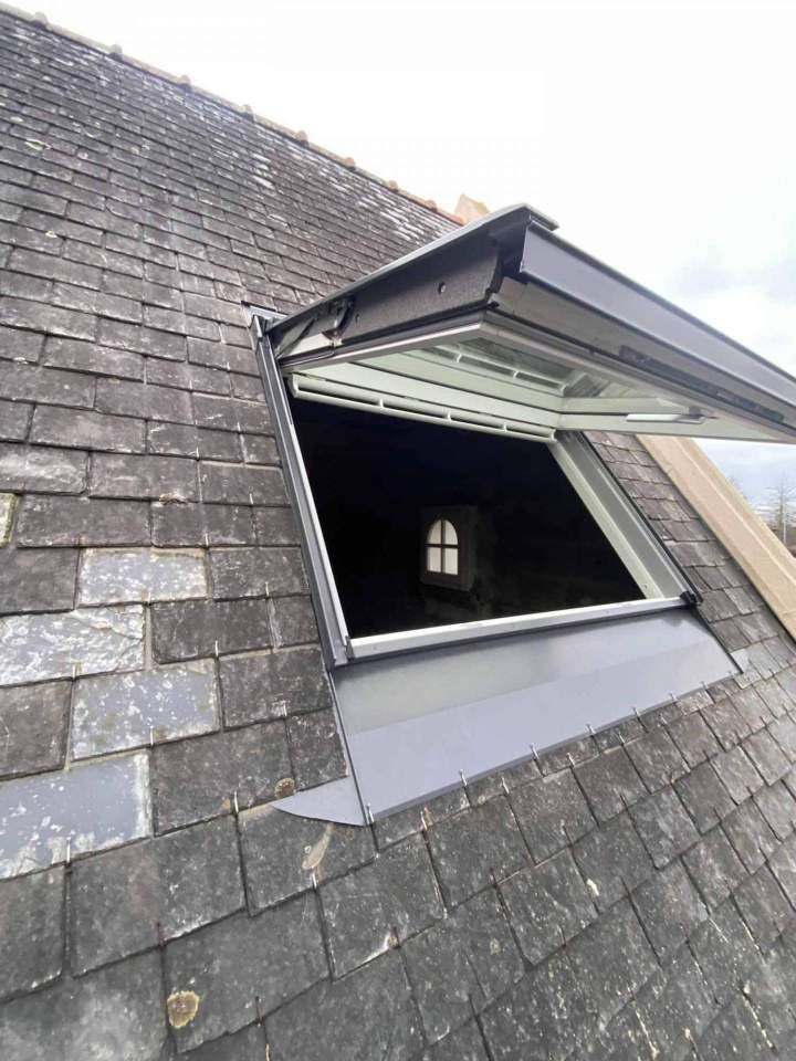 Installation de fenêtre de toit de VELUX pour plus de luminosité